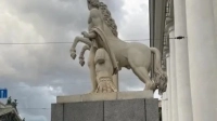 Скульптуры у Манежа в центре Петербурга отправят на реставрацию