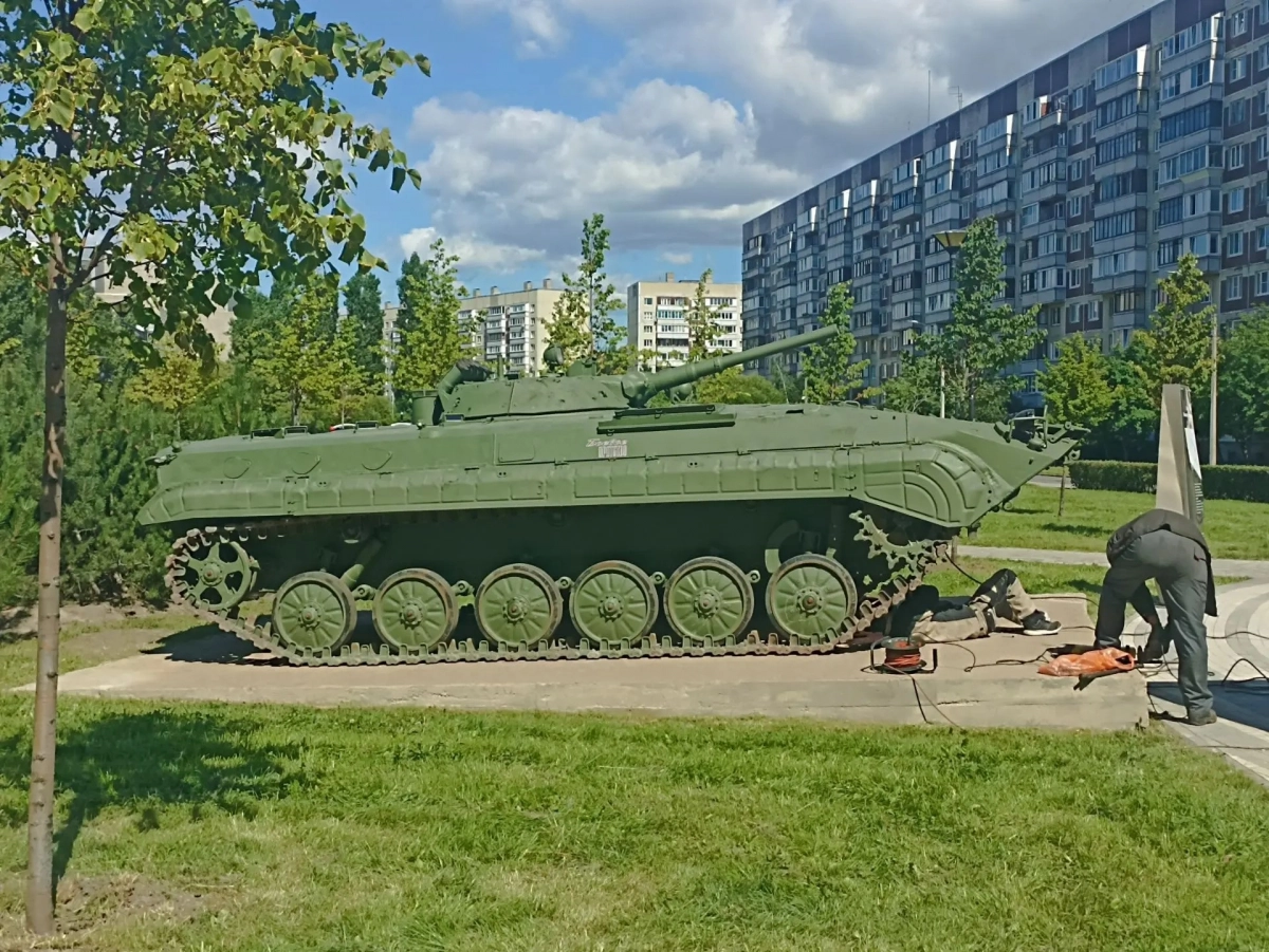 Боевая машина пехоты установлена в парке Боевого братства - tvspb.ru