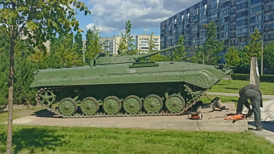 Боевая машина пехоты установлена в парке Боевого братства