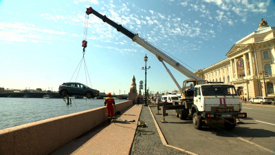 На Университетской набережной спасатели достают затонувший автомобиль