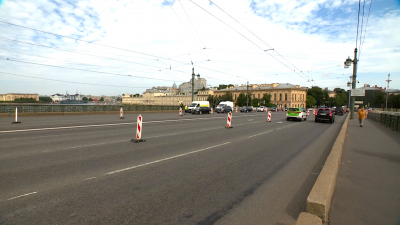 На Литейном мосту начался ремонт дорожного покрытия