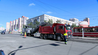 На Светлановском проспекте меняют асфальт на участке от Тихорецкого до Суздальского
