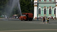 Главное — не допустить перегрева: 25 машин сбивают водой полуденный зной в Петербурге