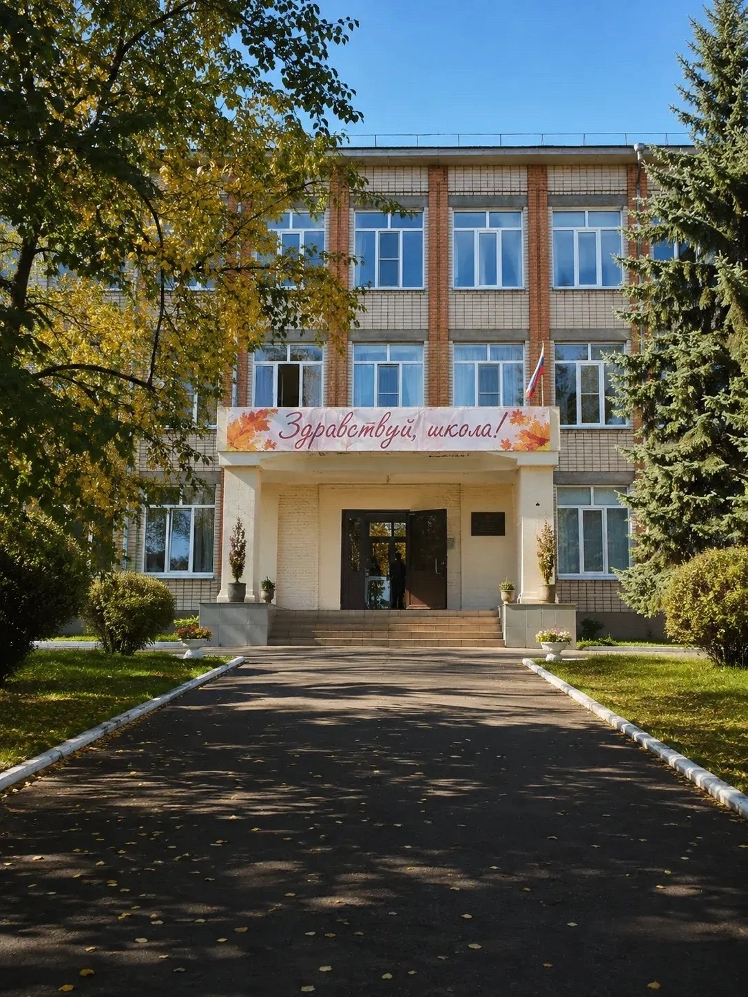 Перед 1 сентября в Петербурге обновят территории более 60 школ и детских садов - tvspb.ru