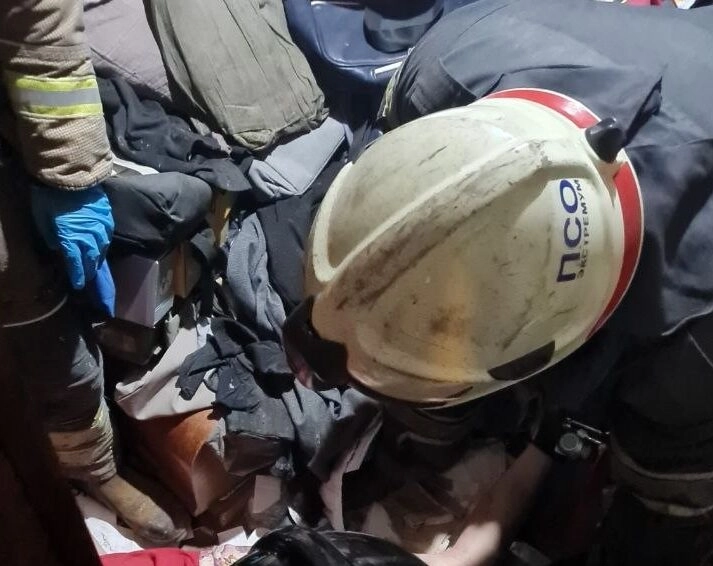 На Большевиков спасатели вытащили мужчину, попавшего в плен собственной квартиры - tvspb.ru