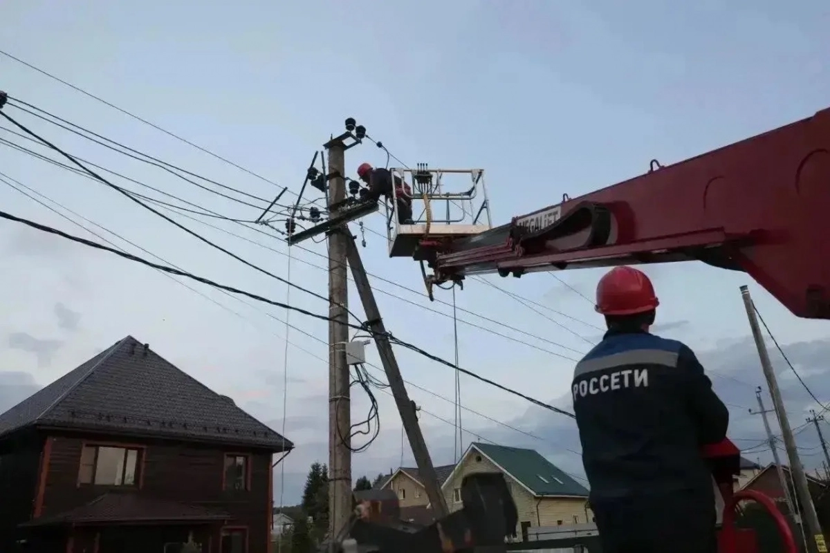 В Ленобласти продолжают восстанавливать электроснабжение после урагана - tvspb.ru