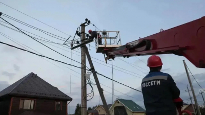В Ленобласти продолжают восстанавливать электроснабжение после урагана