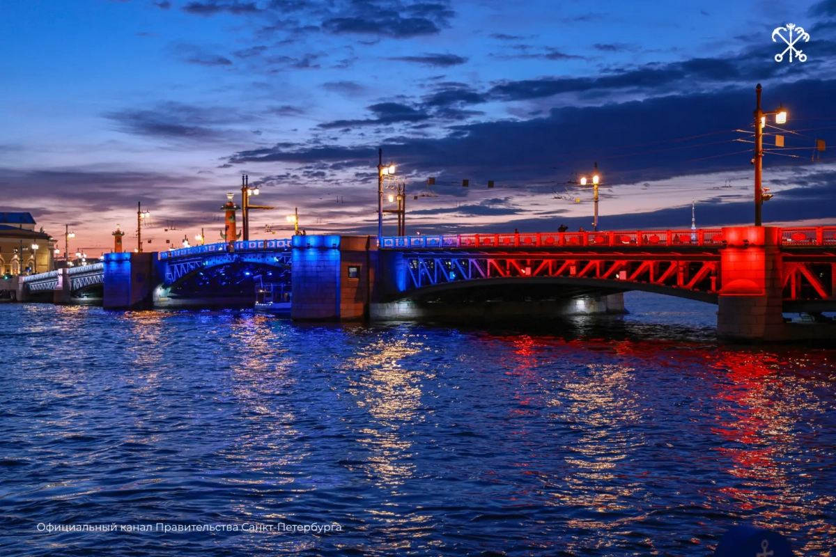В День ВМФ в цвета российского флага в Петербурге окрасятся три моста - tvspb.ru