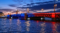 В День ВМФ в цвета российского флага в Петербурге окрасятся три моста