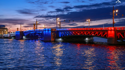 В День ВМФ в цвета российского флага в Петербурге окрасятся три моста