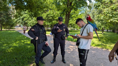 Ленинградский зоопарк просит не пользоваться услугами уличных фотографов с животными