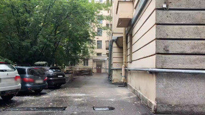 На улице Чапыгина штукатурка с фасада дома упала на машины