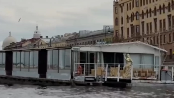 Плавучий ресторан Aquarell Hall частично затонул в Малой Неве — прокуратура начала проверку