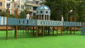 Учиться — отдыхая: в новом дворе на проспекте Энергетиков детям можно порисовать или выучить правила дорожного движения