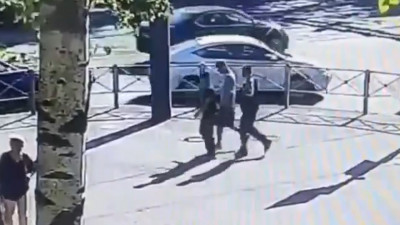 Трое мужчин представились силовиками и требовали у матери подростка 100 тысяч