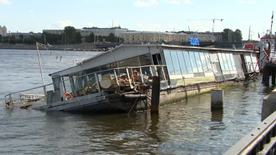 Плавучий ресторан у набережной Макарова продолжает уходить под воду