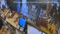 В Петербурге женщина вылила горячий чай на посетительницу булочной из-за спора о стуле