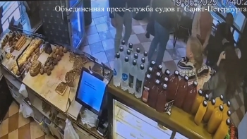 В Петербурге женщина вылила горячий чай на посетительницу булочной из-за спора о стуле