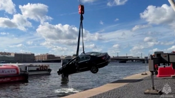 Водолазы достали из Невы автомобиль, съехавший в воду с Румянцевского спуска