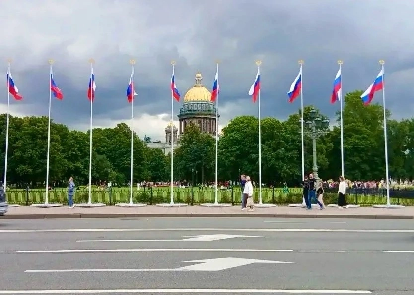 Как Петербург украсили ко Дню Государственного флага - tvspb.ru