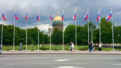 Как Петербург украсили ко Дню Государственного флага