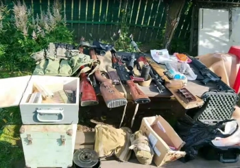 Полиция и ФСБ обнаружили целый арсенал оружия в доме 32-летнего петербуржца