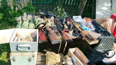 Полиция и ФСБ обнаружили целый арсенал оружия в доме 32-летнего петербуржца