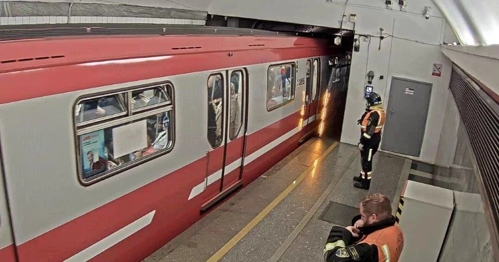 «Нештатное рассоединение» — в метро Петербурга рассказали подробности инцидента на красной ветке - tvspb.ru
