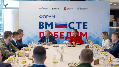 Анна Цивилева и Сергей Лавров встретились с участниками форума «Вместе победим»