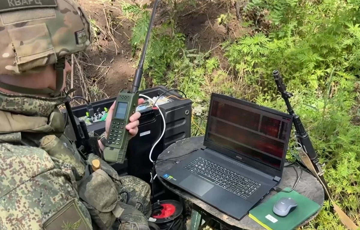 Военнослужащие группировки войск «Центр» применяют прибор «Невидимка» для восстановления оптических линий связи в зоне СВО - tvspb.ru