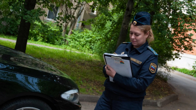 В Петербурге стало меньше должников, оштрафованных за парковку на газонах