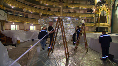 В Мариинском театре начали подготовку к новому сезону с мытья хрустальной люстры