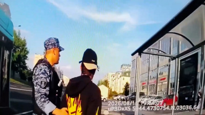 В Колпино росгвардейцы задержали пьяного вандала, разрисовавшего остановку