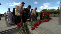 На Пискаревском кладбище прошла церемония возложения цветов в День окончания Ленинградской битвы