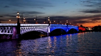 Петербург отметит День флага праздничной подсветкой мостов