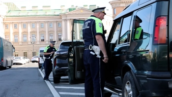 Массовая проверка у Исаакиевского собора: полиция остановила 300 маши и выявила 5 нарушителей