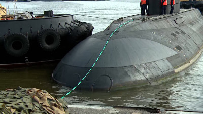 В Кронштадте атлет пытается сдвинуть подводную лодку