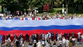 В Петропавловской крепости развернули гигантский триколор в честь Дня флага