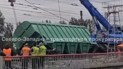 Два грузовых вагона сошли с рельсов в Петербурге