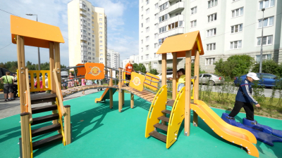 Новая детская площадка с безопасным покрытием появилась в Парголово