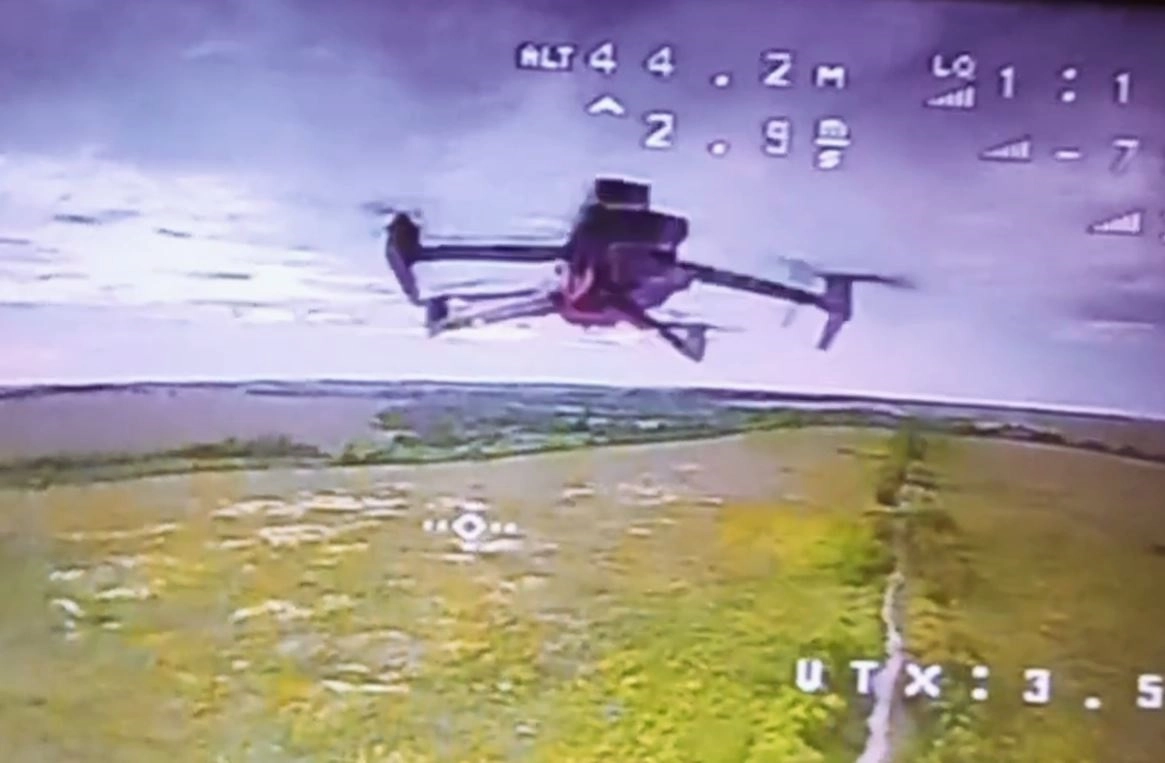 Операторы FPV-перехватчиков БпС в составе 44-го армейского корпуса группировки войск «Север» уничтожили несколько боевых БПЛА R-18 подразделений ВСУ в Сумской области - tvspb.ru