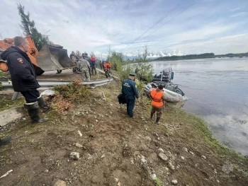 В Забайкалье легковушка с пятью подростками упала в реку — один человек погиб, еще один — пропал
