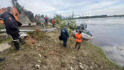 В Забайкалье легковушка с пятью подростками упала в реку — один человек погиб, еще один — пропал