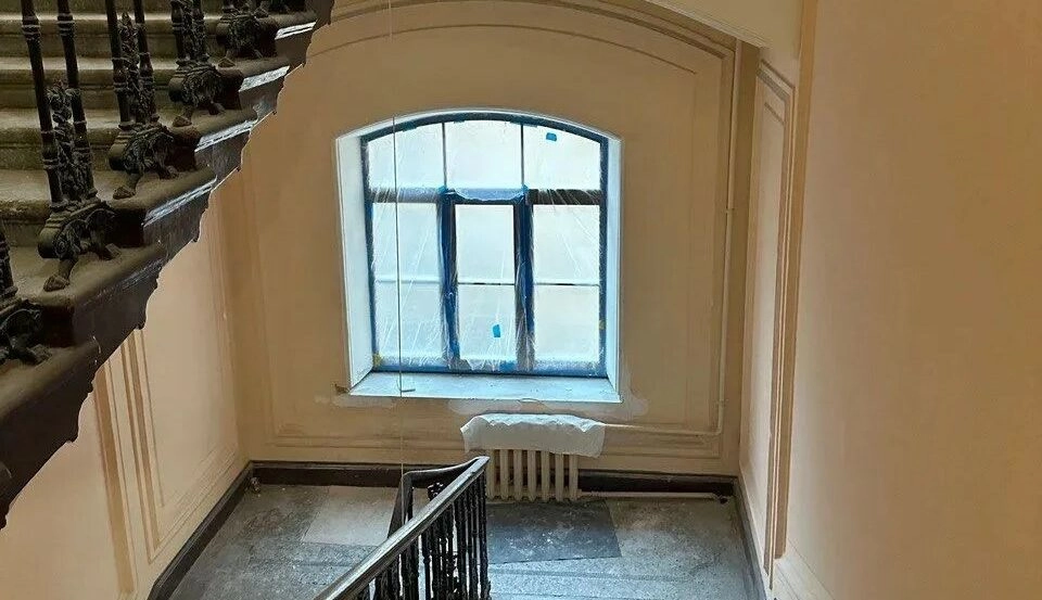 В доме Галунова на 2-й Советской поставили деревянные окна вместо пластиковых - tvspb.ru