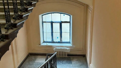 В доме Галунова на 2-й Советской поставили деревянные окна вместо пластиковых