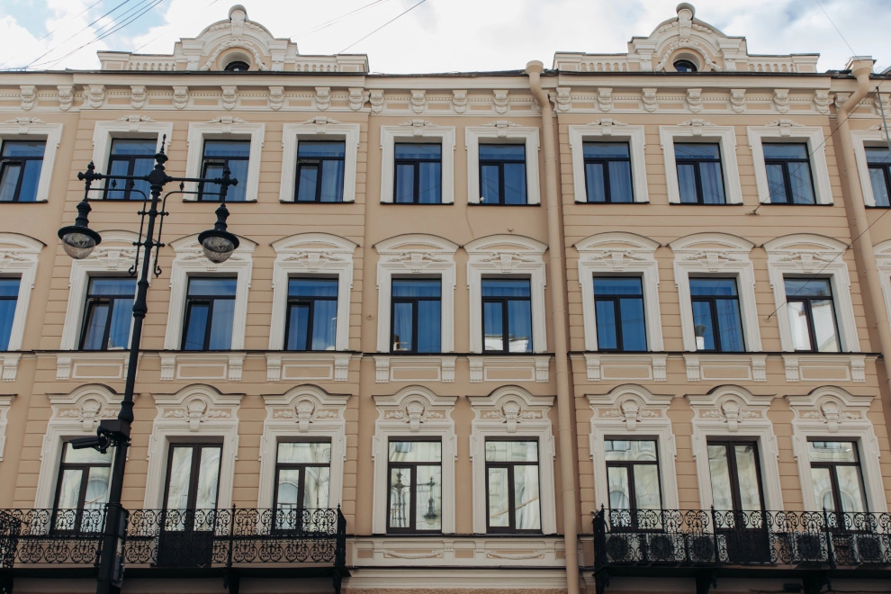 Завершается ремонт фасада исторического дома Крюгеров на углу Невского проспекта и улицы Маяковского - tvspb.ru