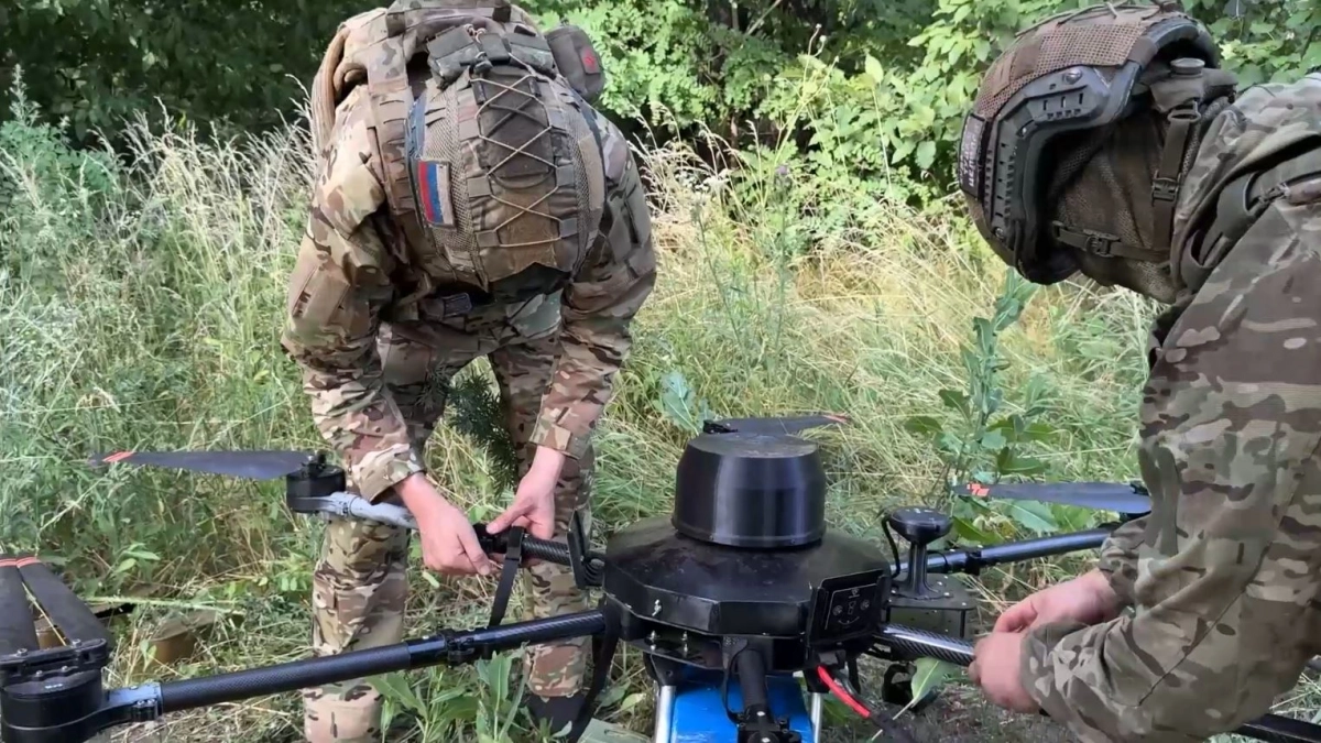 Расчеты БПЛА доставляют полезный груз к линии боевого соприкосновения при помощи гексакоптеров - tvspb.ru
