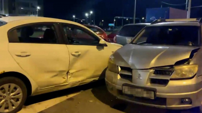 В Петербурге пьяный водитель иномарки врезался в две припаркованные машины