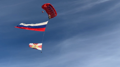 Военные лётчики развернули флаги России и Росгвардии в небе Ленобласти