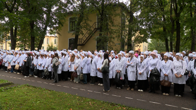 Более двух тысяч первокурсников Педиатрического университета получили студенческие билеты